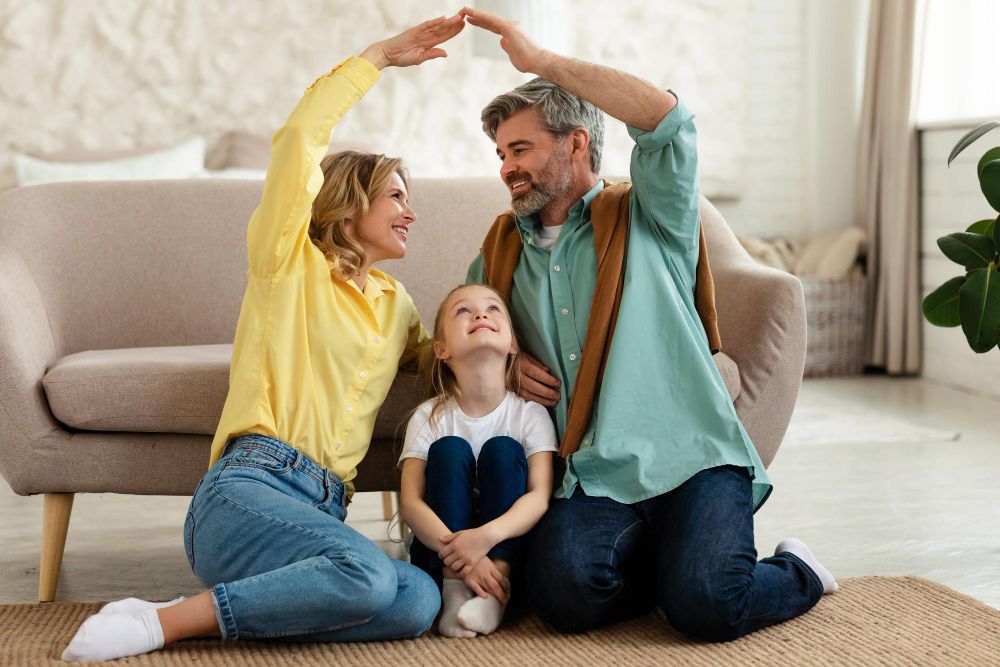 Família reunida em casa em momento cotidiano